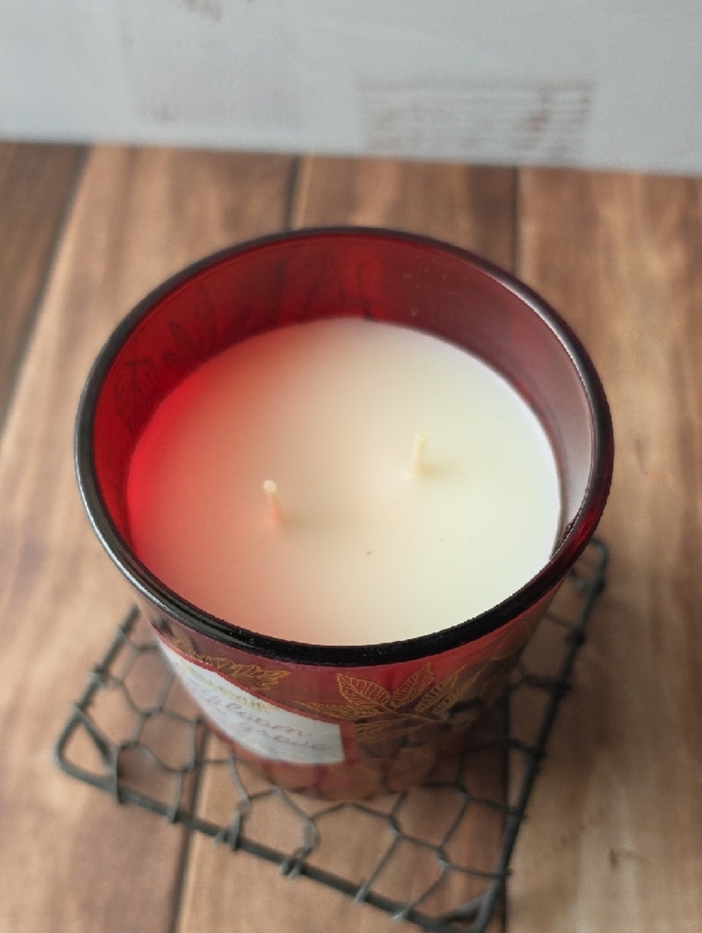 Bellevue Heirloom Apple Grove Candle - Red & Gold - Picture 4 of 5